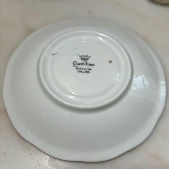 Vintage Queen Anne Bone China England Saucer - Picture 3 of 3